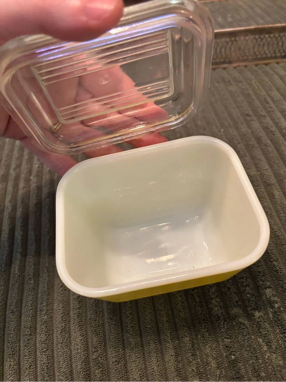 Pyrex vintage yellow